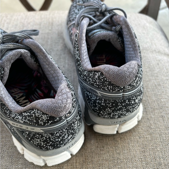 EUC Brooks GTS17 DNA running shoe. Size 8 women’s - Picture 4 of 4